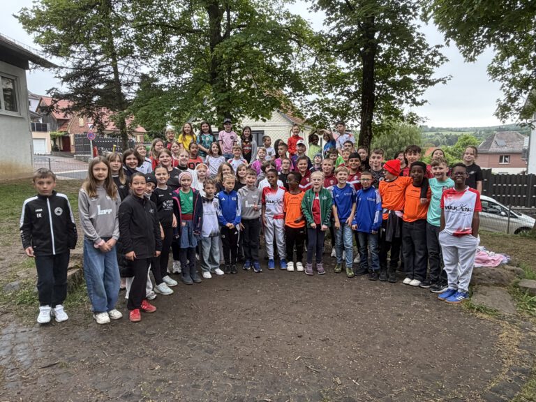 Bunt, sportlich und voller Teamgeist: Der Trikottag an der Erlenbachschule!